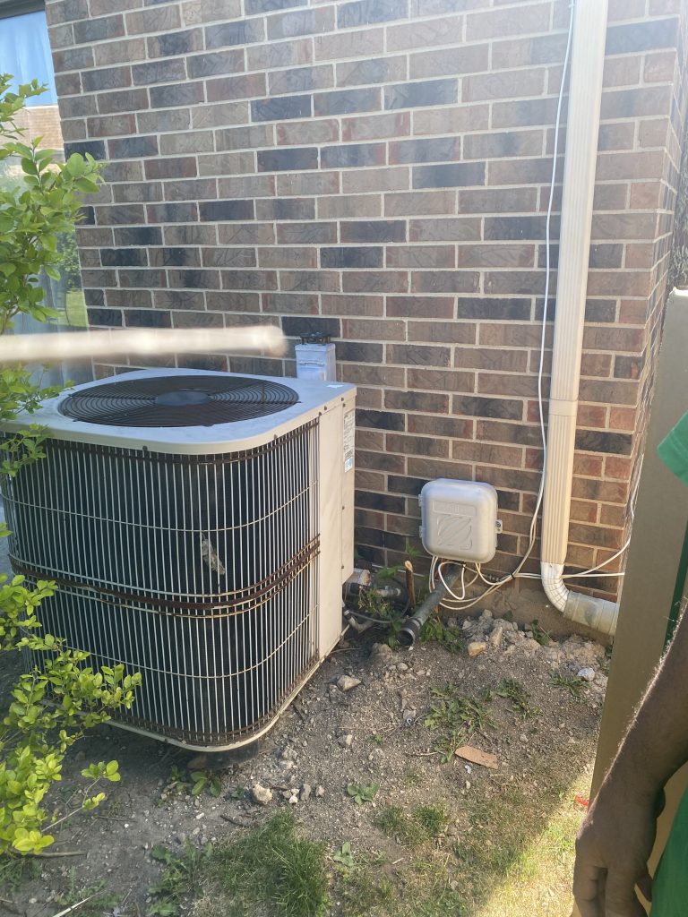 Old AC Unit with R22 Refrigerant in Des Plaines IL 60016